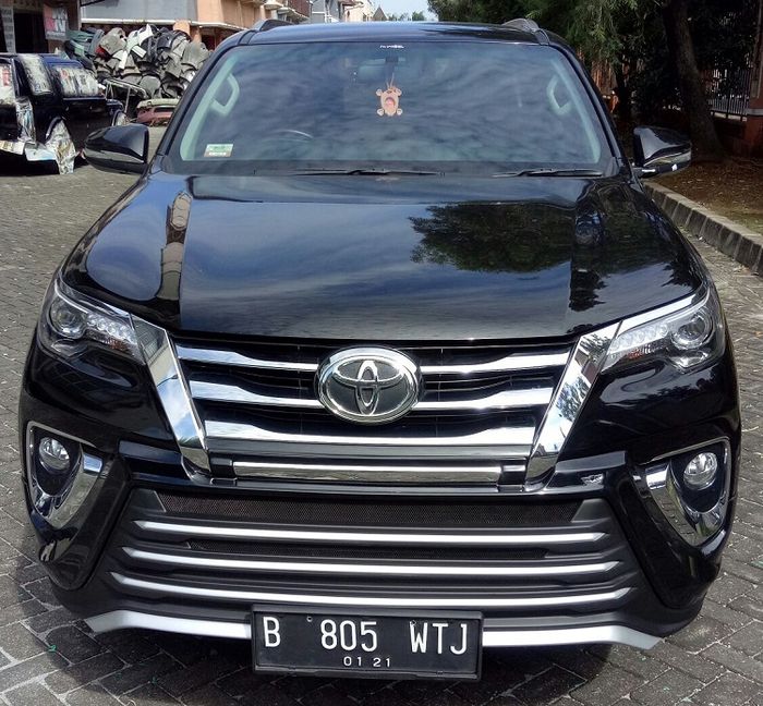 Body kit Reven untuk Fortuner, buat yang suka bilah-bilah krom horizontal.