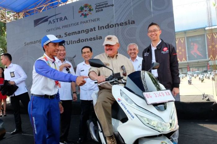 Penyerahan 50 unit Honda PCX dari Astra Motor Sumsel kepada panitia penyelenggara Asian Games 2018 Palembang, di Jakabaring Sport City, Senin (23/7/2018). Secara simbolis, penyerahan dilakukan oleh Kepala Wilayah Astra Motor Sumsel, Ronny Asgustinus kepada Gubernur Sumatera Selatan Alex Noerdin.(Astra Motor Sumsel)