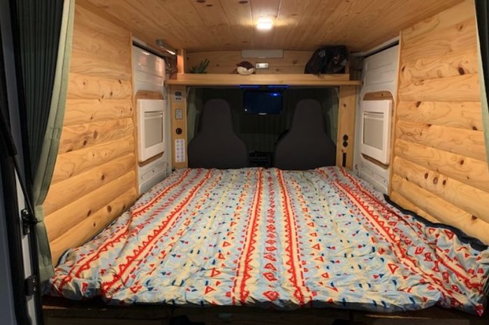 Tempat tidur di dalam kabin pikap kembaran Daihatsu Hi-Max