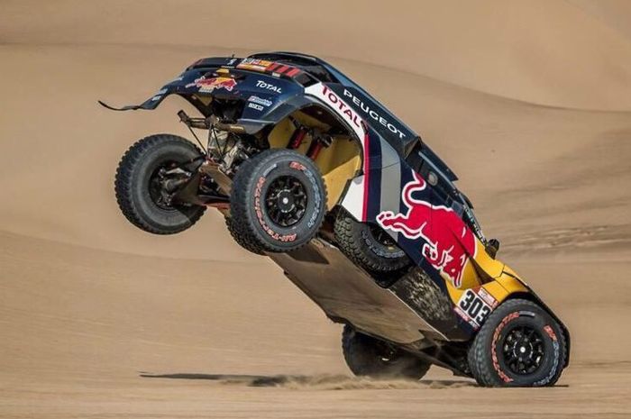 Carlos Sainz dalam salah satu aksinya di Reli Dakar 2018