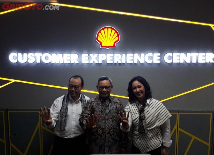 Bambang Wahyudi, Achmad Sigit dan Dian Andyasuri di depan CEC