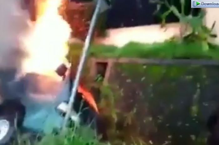 Suzuki Futura Hangus terbakar dengan satu penumpang di dalam