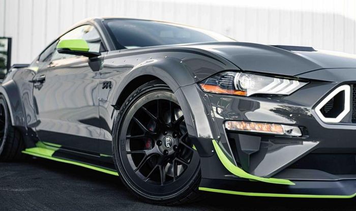 Ford Mustang RTR Spec 5 memiliki wide body dengan aksen hijau 