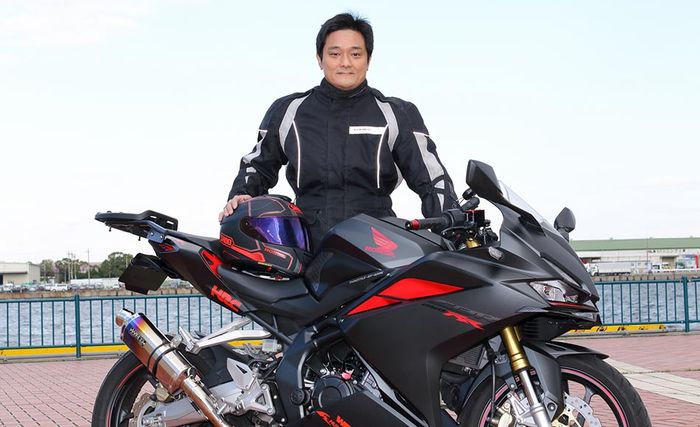 Taruto-san menjadikan CBR250RR sebagai motor turing