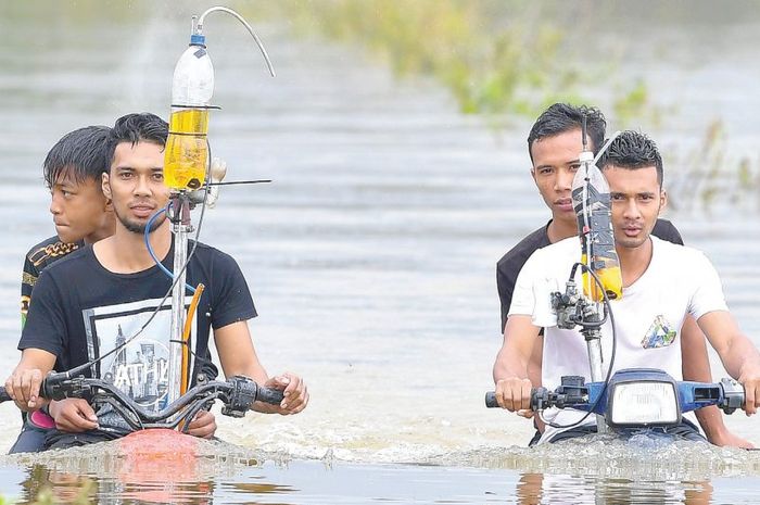 Kakak-beradik asal Malaysia bikin motor amfibi, ternyata bisa melewati banjir sampai setinggi dada