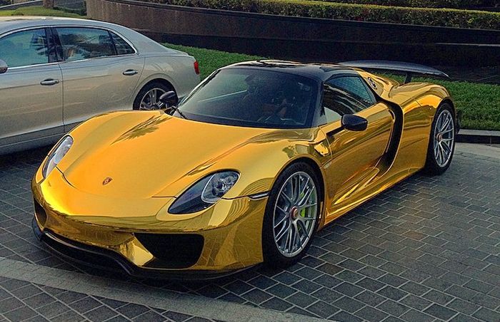 Porsche 918 Spyder pakai body wrap emas