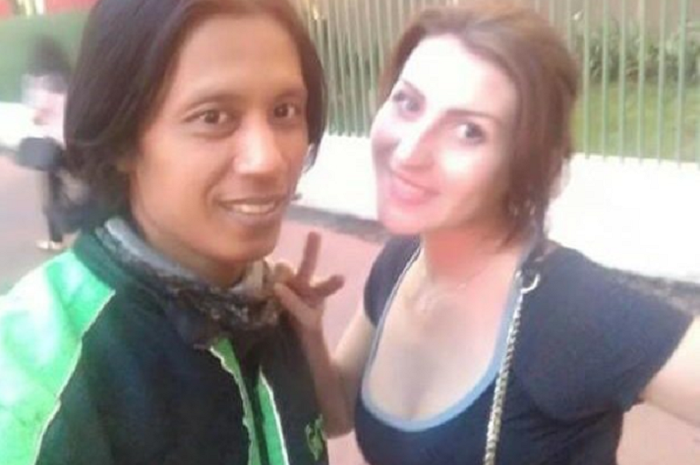 Seorang Driver Ojek Online Ajak Bule Selfie