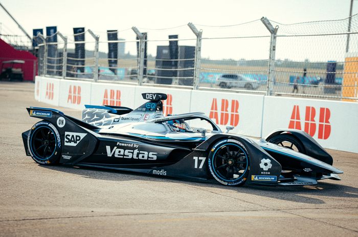 Pembalap tim Mercedes-EQ, Nyck de Vries pada balapan seri terakhir Formula E 2020-2021 di Berlin ePrix, Jerman