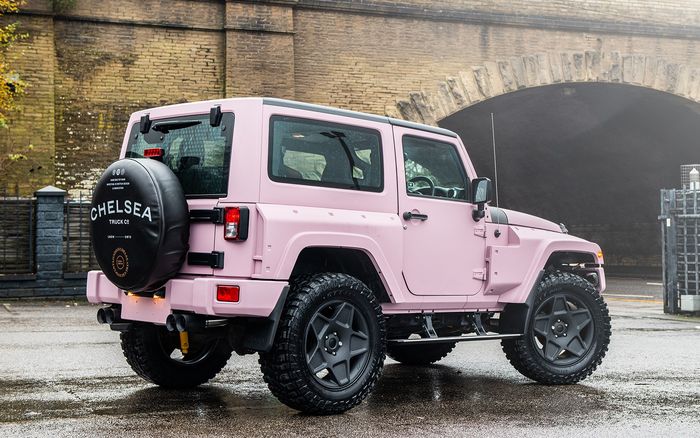 Tampilan belakang modifkasi Jeep Wrangler JK berbodi pink