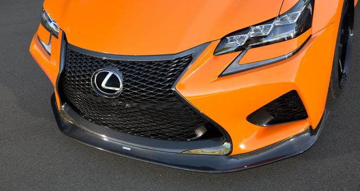 Splitter serat karbon Lexus GS F dengan kelir oranye 