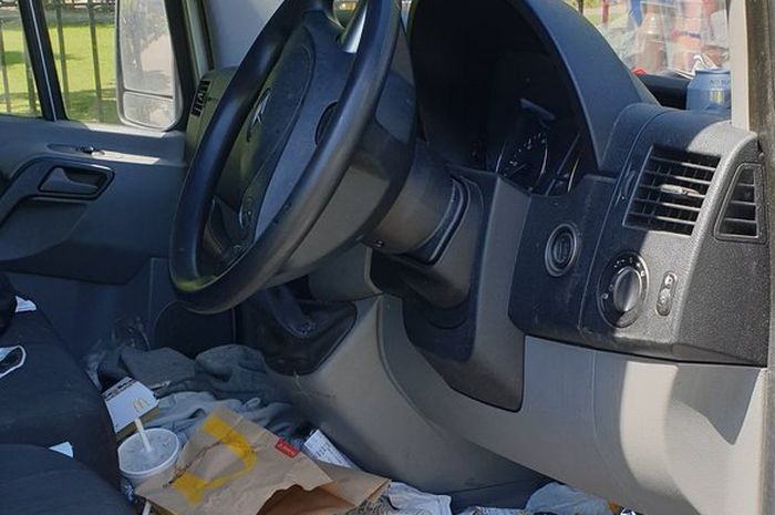 Kabin van yang penuh sampah di Buckinghamshire, Britania Raya.