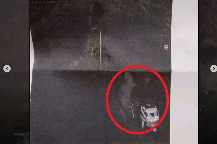 Dalam lingkaran merah, foto disebut pengendara Honda Vario 125 kena e-tilang karena boncengkan pocong tak pakai helm