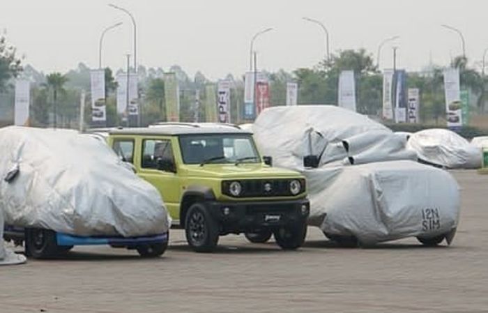 Suzuki Jimny terlihat di parkiran ICE BSD tempat dilaksanakannya GIIAS 2018