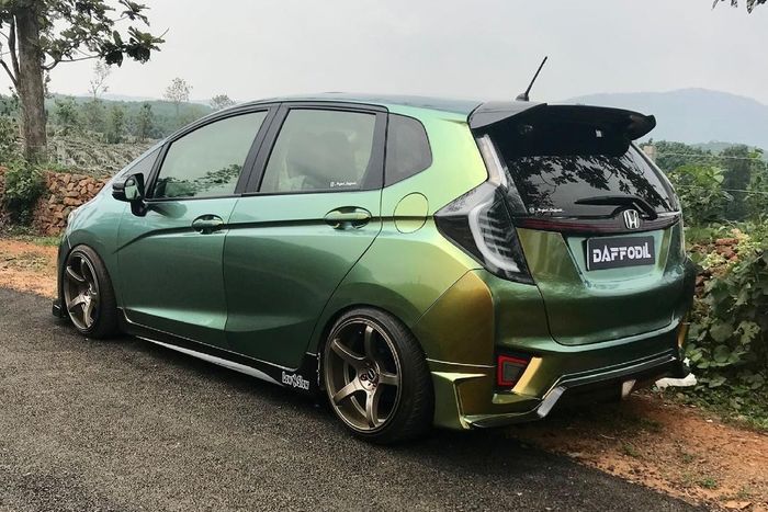 Honda Jazz GK5 juga pasang suspensi udara biar tampil ceper