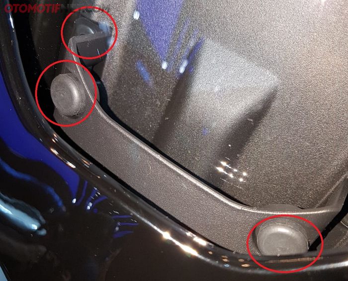 Perhatikan kedudukan baut jika mau ganti windshield Forza 250