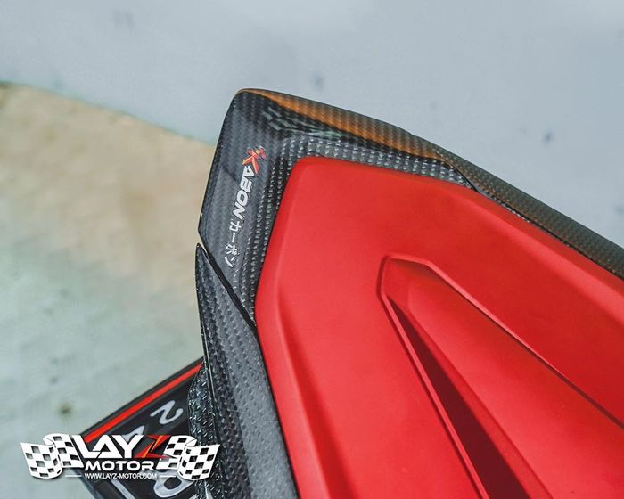 Bagian belakang dilapis part carbon kevlar.