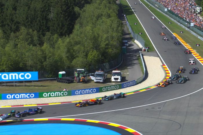 Terjadi insiden antara Fernando Alonso dan Lewis Hamilton di lap pertama balapan F1 Belgia 2022