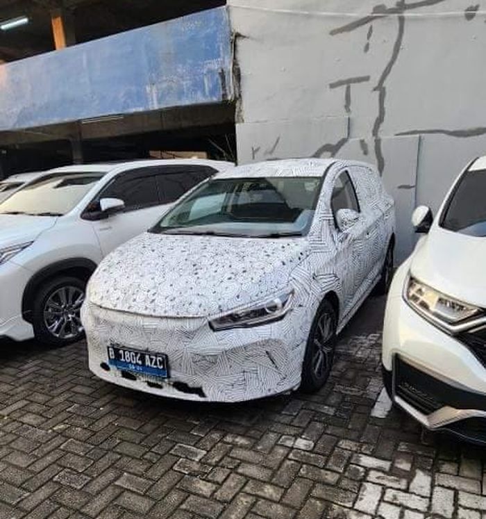 Mobil listrik yang diduga kuat BYD M6 kepergok lagi berada di Kota Semarang, Jawa Tengah