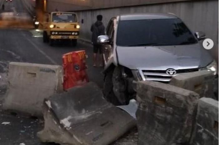 Toyota Kijang Innova terjang barrier beton di underpass Makamhaji, Kartosuro, Sukoharjo