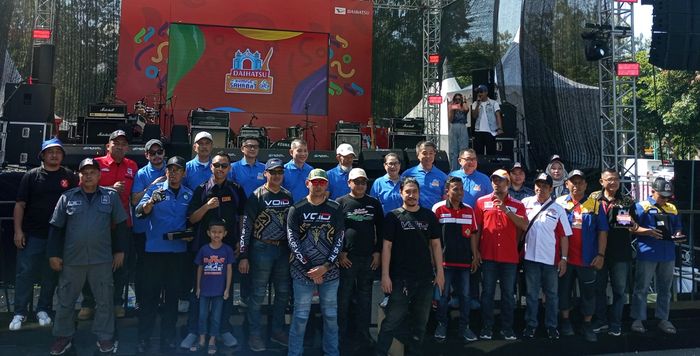 Jajaran manajemen PT Astra Daihatsu Motor dan OTOMOTIF Group berfoto bersama komunitas yang ramaikan Daihatsu Kumpul Sahabat Solo