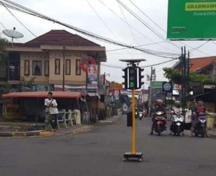 Lampu merah portabel di Yogyakarta