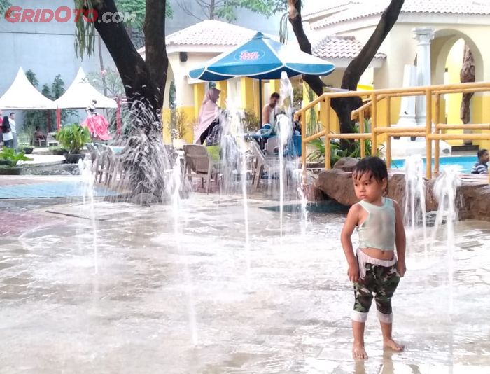 Anak kedua kami Shane berpose bak peragawan di Matador Waterpark