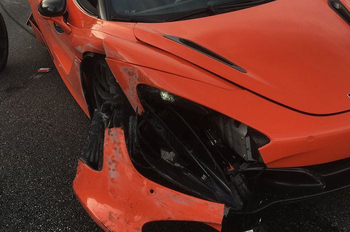 McLaren 720S sewaan ringsek parah gara-gara kecelakaan di Rute 101, California, Amerika Serikat.