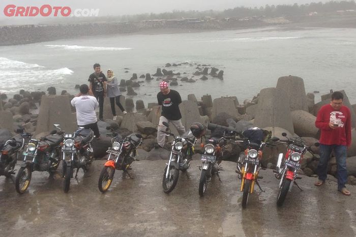 Komunitas Honda GL100 dan GL125 Solo Raya menikmati pemandangan Pantai Glagah Indah Kulon Progo saat OtoTraveling.