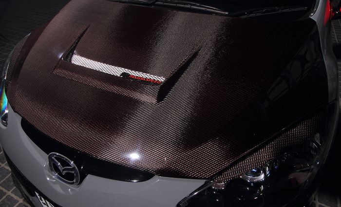 Modifikasi Mazda2 lawas dipasok part serat karbon di bodi