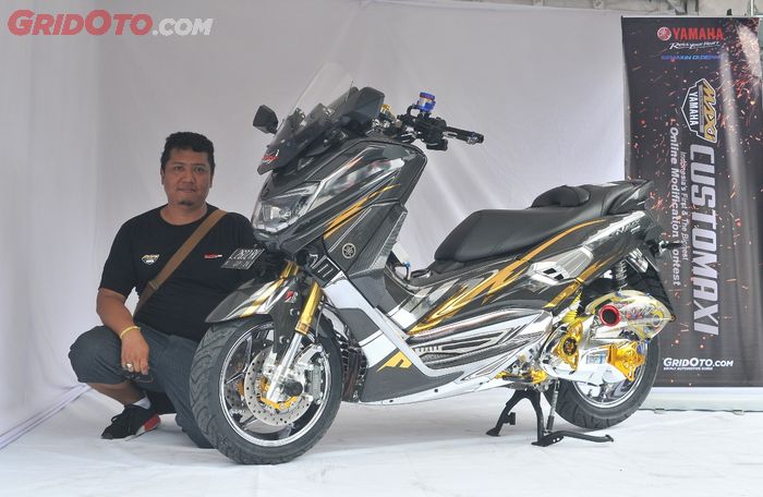 Indra dengan Yamaha NMAX kebanggaannya