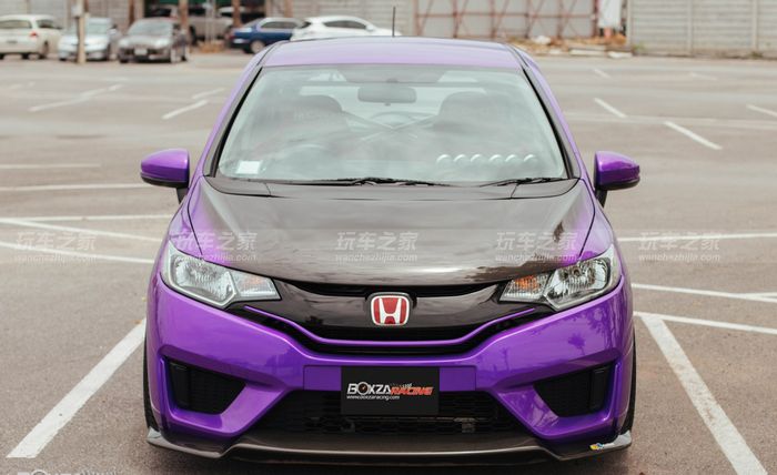 Tampilan depan Honda Jazz kelir ungu