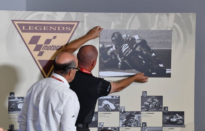 DIsaksikan CEO Dorna Sports, Carmelo Ezpeleta, Kenny Robberts Jr meletakkan fotonya pada MotoGP World Championship Hall of Fame di COTA, Austin, Texas, Amerika 2017