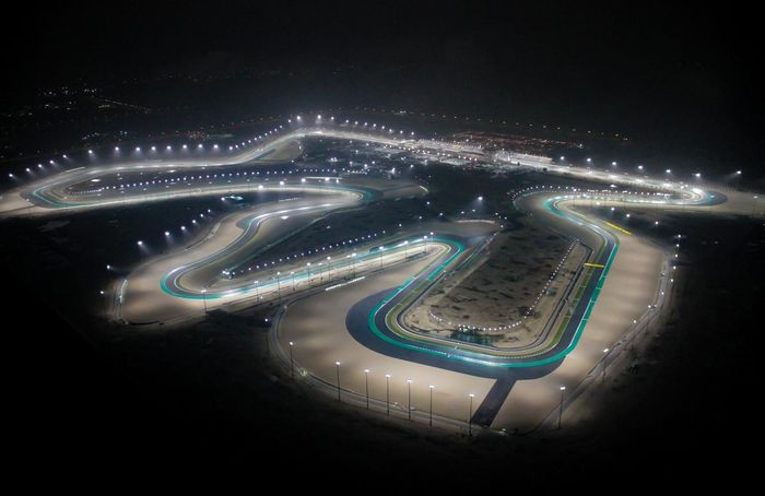 Balapan di sirkuit Losail, Qatar pada malam hari membuat kebiasaan pembalap berubah