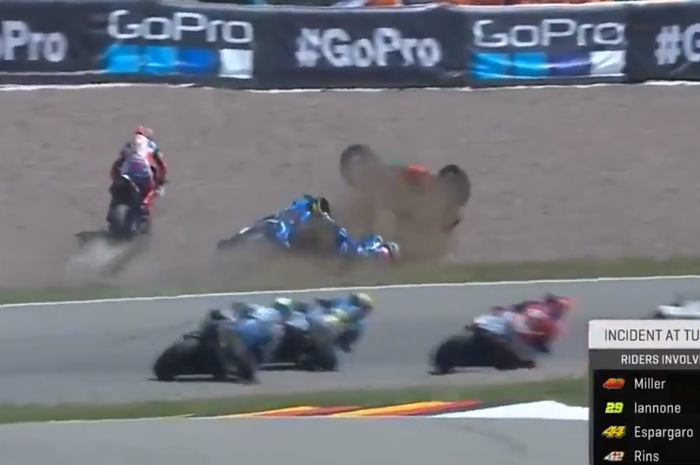 Pol Espargaro, Alex Rins, dan Jack Miller crash