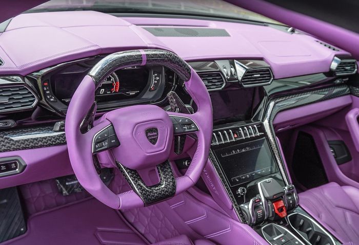 Tampilan kabin mencolok Lamborghini Urus dibungkus warna ungu