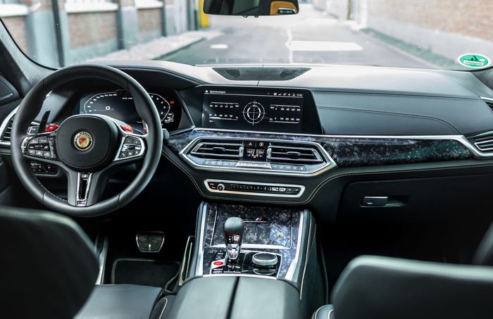 Tampilan kabin modifikasi BMW X6 Competition berhias serat karbon