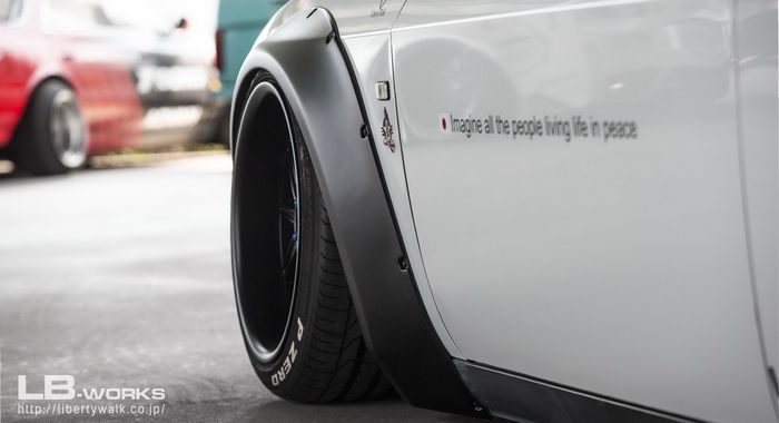 Over fender di Dodge Challenger garapan Liberty Walk