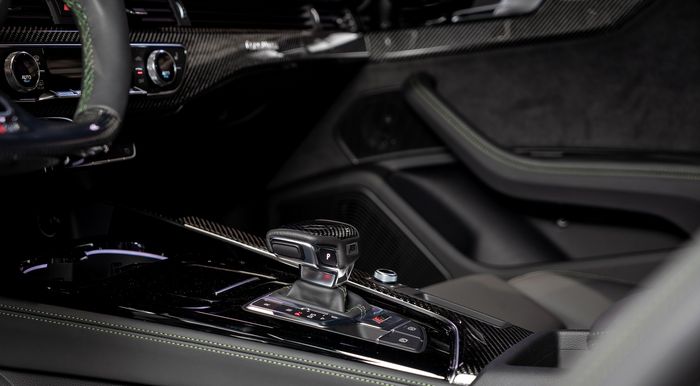 Tampilan kabin Audi RS5 juga dihiasi serat karbon