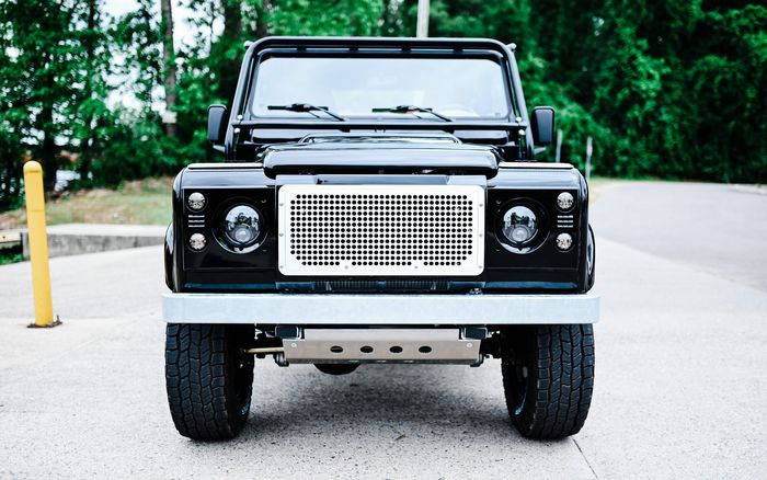 Mesin Land Rover Defender diganti unit LS3 V8 bertenaga 435 dk