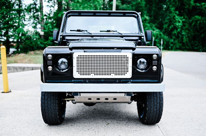 Mesin Land Rover Defender diganti unit LS3 V8 bertenaga 435 dk