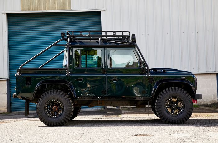 Modifikasi Land Rover Defender klasik ala Bowler mendapat upgrade kaki prima