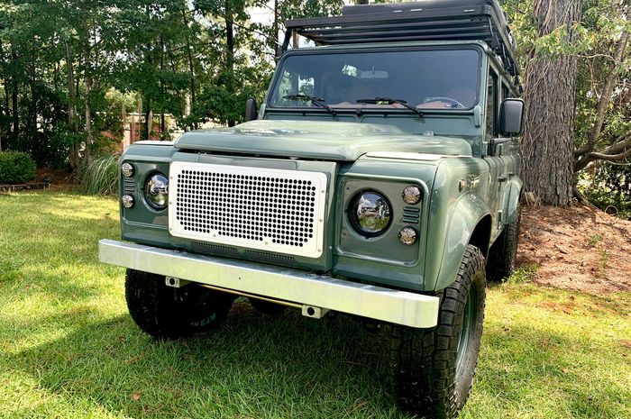 Restorasi Land Rover Defender hasil garapan Osprey Custom