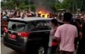 Kijang Innova Dinas 'Babak Belur', Diamuk Massa Yang Demo, Kaca Diinjak-injak