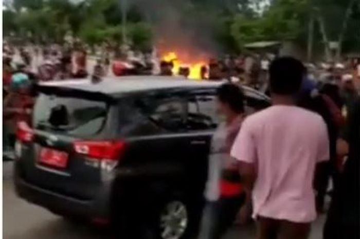 Toyota Kijang Innova menjadi sasaran perusakan aksi demo mahasiswa
