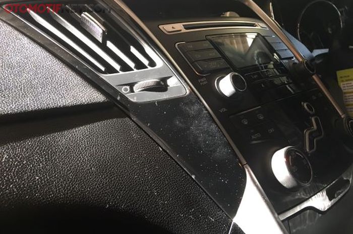Ilsutrasi panel piano black di interior mobil, rentan kotor oleh sidik jari dan tangan 