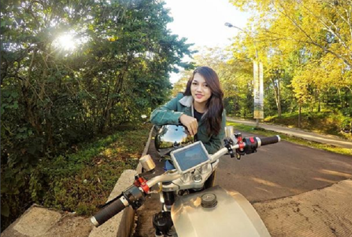 Lady biker cantik asal Bengkulu demen naik motor custom
