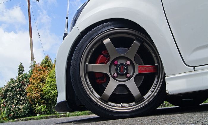 Daihatsu Sirion pakai pelek 17 inci lansiran Volk Racing TE37