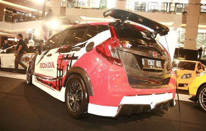 Konsep street racing termasuk banyak diaplikasi di Honda Jazz ini