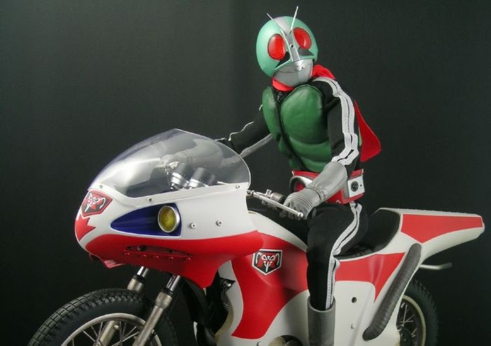 Miniatur Kamen Rider Ichigou dengan motor andalannya, Cyclon
