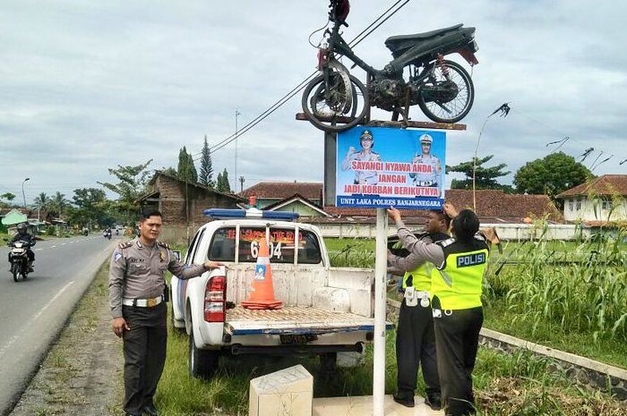 Motor rongsok 'naik podium' jadi tanda peringatan pengendara motor untuk taat lalu lintas